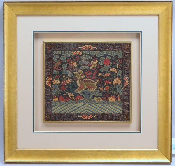 Stickerei auf Seide, schwarzgrundig, polychr. Tier-/Naturmotiven, hinter Glas