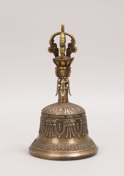 Buddhist. Tempelglocke, umlaufend mit ornament. Reliefdekor, mit Vajra-Griff; Ø 12 cm