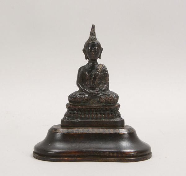 Bronzeskulptur, 'Sitzender Buddha', mit dkl. Patina, auf Holzsockel; Höhe 14 cm