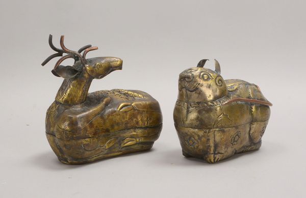 2 figürl. Deckelgefäße, handgetr. Messingblech, 'Hirsch'/'Meerschweinchen'
