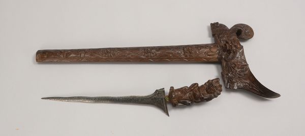 Kris, Klinge Damaststahl mit feiner Ornamentik, Hartholz-Knauf und Scheide