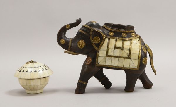 Dekorative Figur, 'Reitelefant', Messing-Appl. und Einlegearbeiten; und Deckeldose