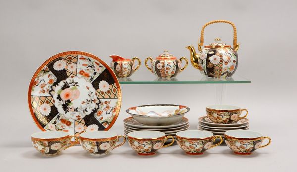 Teeservice, polychrom/goldstaffiert, für 6 Pers., gemarkt, mit Kuchenplatte/Anbietschale