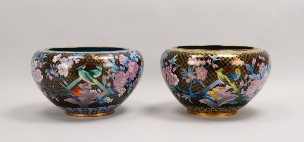 2 Übertöpfe, Cloisonné-Arbeiten, umlaufend mit polychr. Naturmotiven; Ø 30 cm