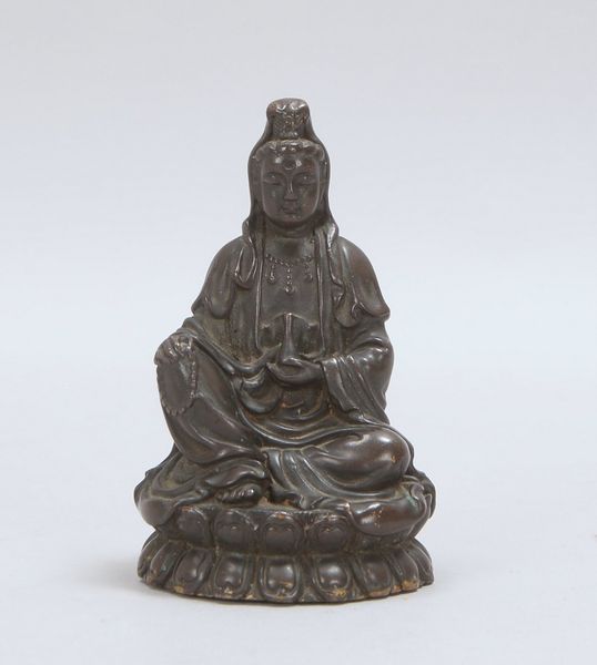 Bronzeskulptur, 'Sitzender Buddha' - mit Attributen in den Händen dargestellt; Höhe 9,5 cm