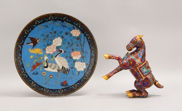 2 Cloisonnéarbeiten: Figur, 'Springendes Pferd', Höhe 25 cm; und einzelner Teller, Ø 37 cm
