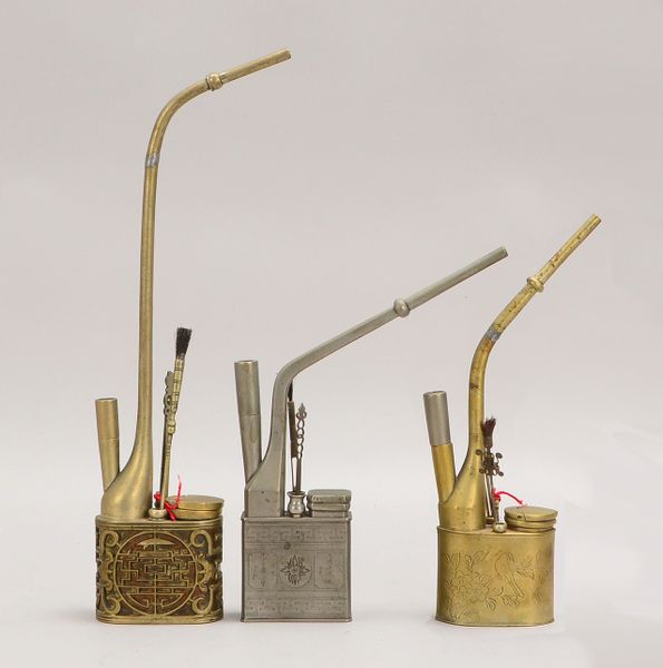 3 Opium-/Wasserpfeifen, Metall mit relief./zisel. Dekor, im Deckel sign.; mit Waage