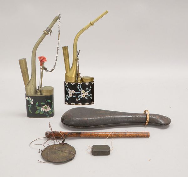 2 Opium-/Wasserpfeifen-, feine Cloisonnéarbeiten, im Deckel sign., mit Pinsel/Zange