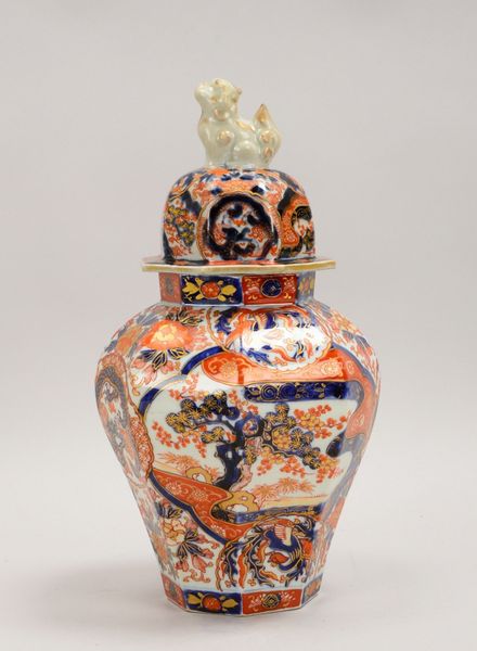 Deckelvase, typ. Imari-Dekor in Blau-Rot, im Boden gemarkt; Höhe 34 cm
