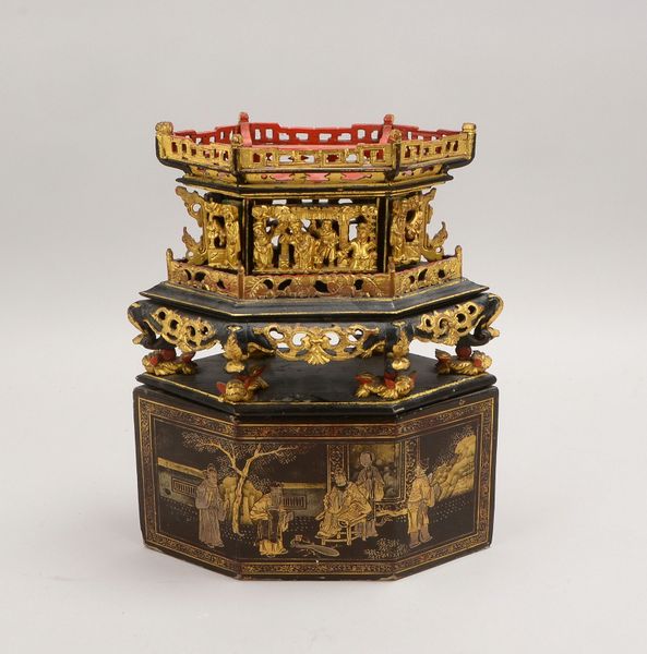 Schrein/Hausaltar, Holz reich beschn./figural geschnitzt, mit Schwarzlack, vergoldet