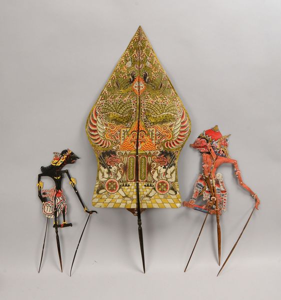 3 Schattenspiel-Figuren, Pergament: 2x 'Wayang', 1x 'Gunungan'; Länge 50 - 98 cm