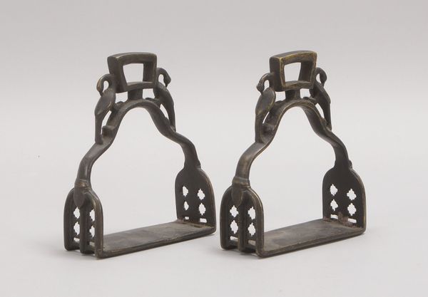 Steigbügel, Bronze, teils durchbr./teils figürl. verziert; Höhe 14,5 cm, Breite 12 cm