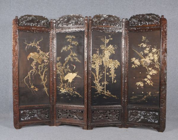 Paravent, 4-tlg., beschnitzt, durchbr. Kassetten, Front mit relief. Seidenstickerei