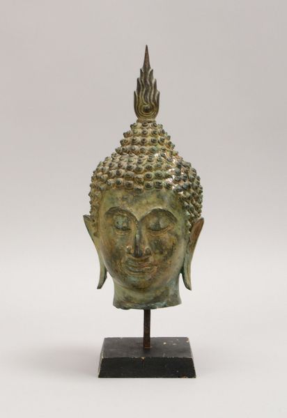 Bronzeskulptur, 'Buddha-Kopf', grüne Patina, schwebend auf Holzsockel montiert