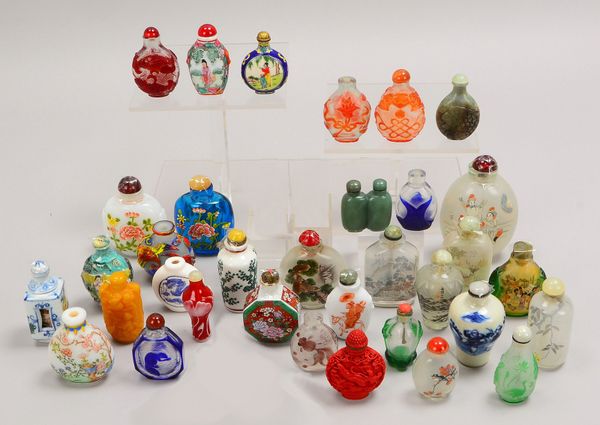 Kl. Slg. Snuff Bottles, versch. Materialien/Ausf. (Glas, Porzellan, Jade, u.a.), 24 Stück