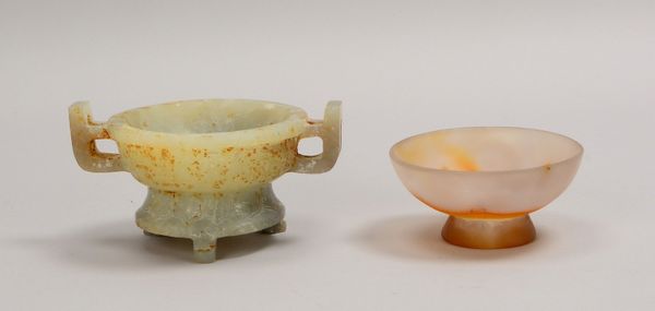 2 Sammler-Gefäße: 1x Achat, Höhe 5 cm, Ø 10 cm; und 1x Jade, Höhe 8 cm, Ø 15 cm