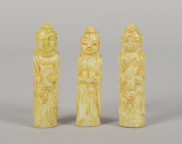 3 Jadefiguren, jew. mit Schrift-Attributen in den Händen dargestellt; Höhe 9,5 cm