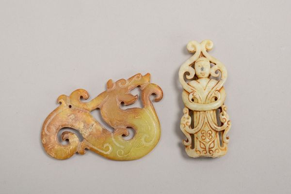 2 figürl. Jade-Schnitzereien/Amulette, versch. Ausf., ornamental durchbr.; Länge 8 cm
