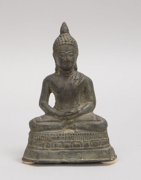 Bronzeskulptur, 'Sitzender Buddha', Figur auf Lotussockel - Hohlguss/gefüllt; Höhe 13 cm