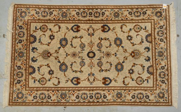 Orientteppich (Iran), mittelfeine Kn., hellgrundig, komplett, guter Zust.; Maße 213 x 137 cm