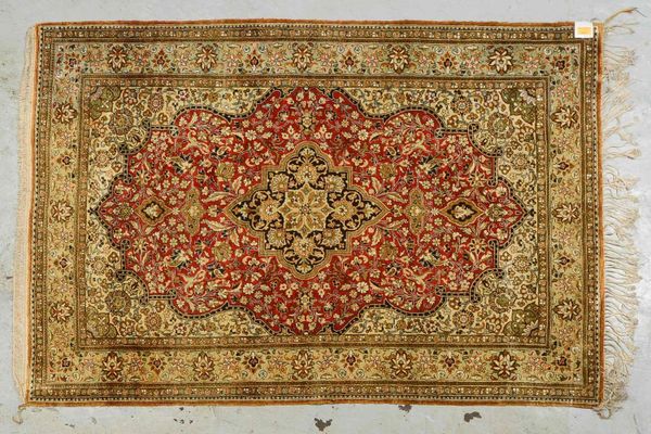Ghom, Seide auf Seide, feine Knüpfung, komplett, Flor in gutem Zust.; Maße 160 x 108 cm