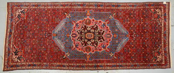Breite Orientgalerie, feste mittelfeine bis feine Kn., hochflorig - guter Zust.; 336 x 138 cm