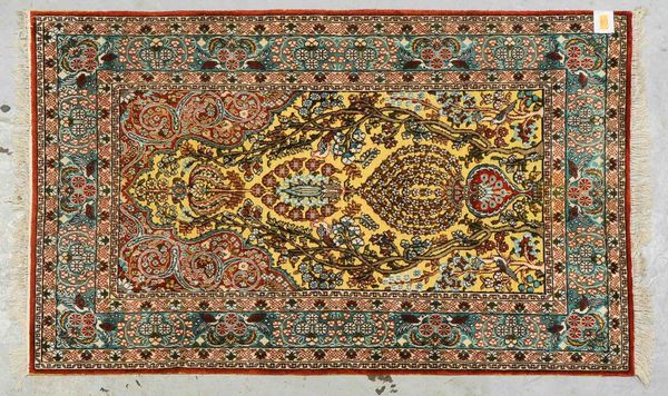 Seidenteppich, mittelfeine Kn., partiell unterlegt/mittig und Shirazi, mit Goldbroschur
