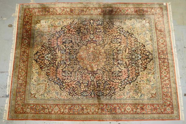 Seidenteppich, feine Kn., gleichm. Flor - guter Zust.; Maße 362 x 273 cm (reinigungsbed.)