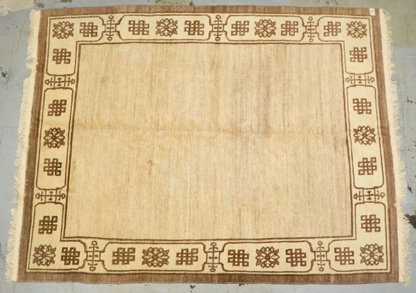 Tibet-Orientteppich, Fond in Beige-/Brauntönen, hochflorig - guter Zust.; Maße 330 x 22
