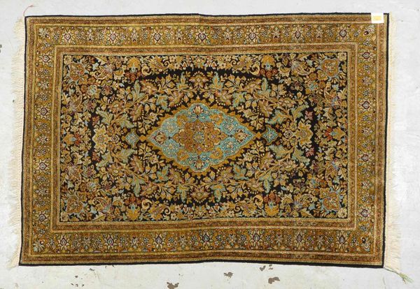 Ghom, Seide auf Seide, feine Knüpfung, Flor in gutem Zustand; Maße 152 x 104 cm