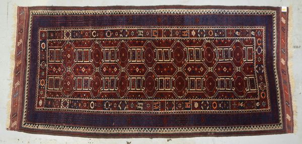 Orientteppich, mittelfeine Kn., mit breiter Kelimkante, Flor in gutem Zust.; Maße 285 x 138 cm