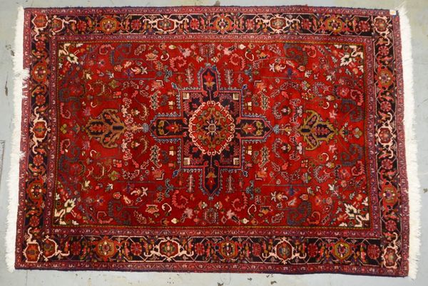 Heriz, feste Knüpfung, hochflorig, Flor in gutem Zustand; Maße 325 x 224 cm