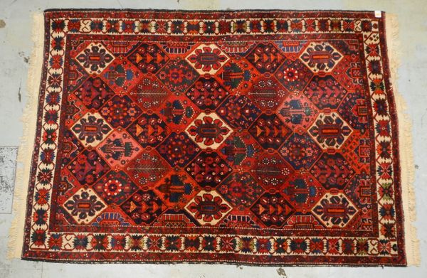 Orientteppich, mit Rautenmuster; Maße 305 x 218 cm (stellenweise Gebrauchssp.)