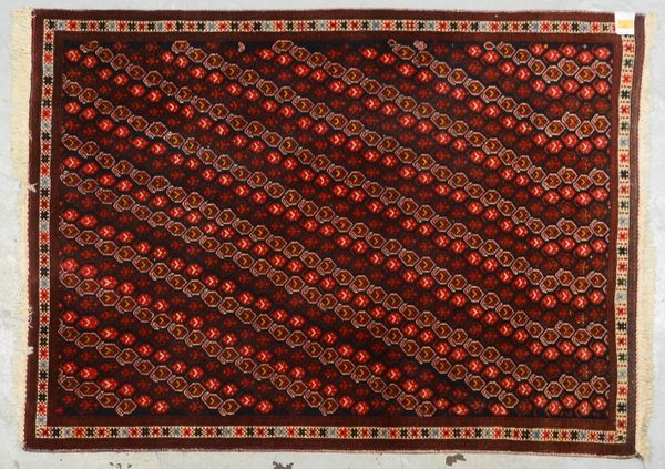 Orientteppich, mittelfeine Kn., mit Botehs durchgem., Flor in gutem Zust.; Maße 148 x 108 cm