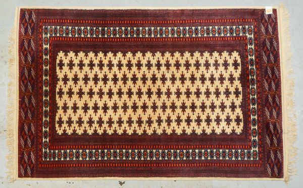 Bukhara-Orientteppich, feine Knüpfung, Flor in gutem Zustand; Maße 205 x 133 cm