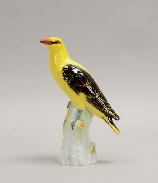 KPM Berlin (1920er J.), Porz.-Figur, 'Pirol auf Baumstamm', Entw. Joh.B. Pedrozzi