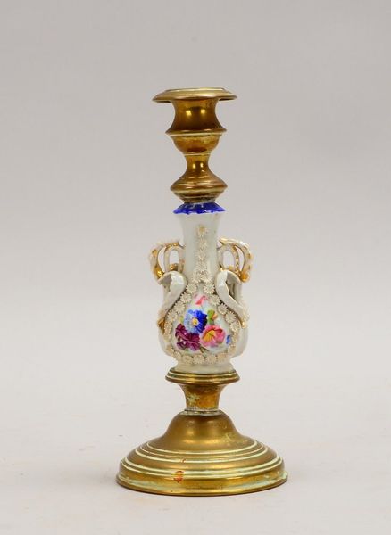 Tischkerzenleuchter, Porz.-Schaft mit polychr. Handbemalung, plast. 'Blüten'; Höhe 25,5 cm
