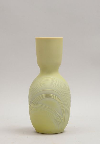 Tischvase, grün-beigef. Glas, innen rot unterfangen, im Boden mit monogr.; Höhe 29 cm