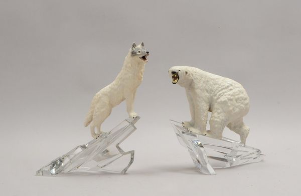 Franklin Mint, 2 Biskuitporz.-Figuren, auf Kristallglas-Sockel: 1x 'Eisbär', 1x 'Wolf'