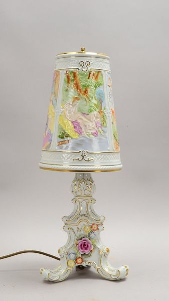 Tischlampe mit Lithophanie-Schirm ('Erot. Szenen'), Schaft im Barockstil; Höhe 54 cm