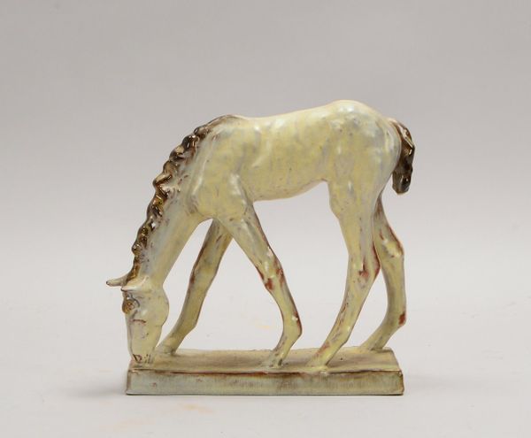 Karlsr. Majolika, Keramik, 'Grasendes Pferd', Mod. '4563', Entw. Else Bach; Höhe 21 cm