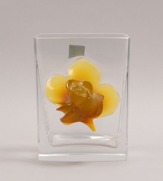 Lalique, Künstler-Glasvase, kub. Form, starkes Kristallglas mit bernsteinf. Appl. ('Rose')