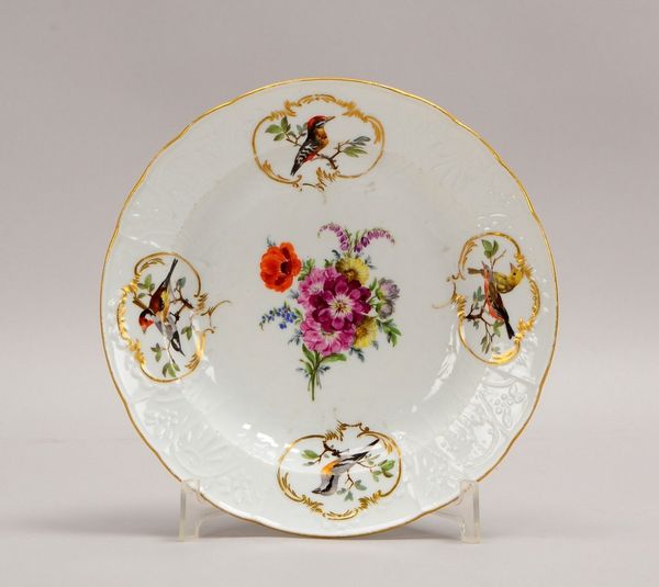 Meissen, Porz.-Teller, handbemalt, Spiegel mit 'Blumenbouquet', relief. Fahne