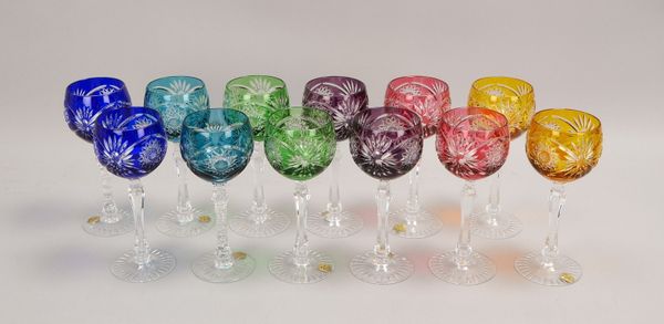 Weinrömer-Konvolut, Bleikristallglas geschliffen, verschiedenfarbig, 12 Stück; Höhe 19,5 cm