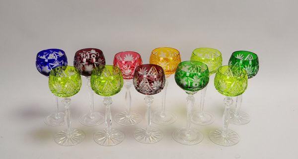 Weinrömer, Kristallglas geschliffen/teils mattiert, verschiedenfarbig, 11 Stück