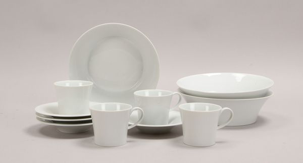 KPM Berlin, kl. Tischporz.-Konvolut: 3x Schüsseln/Servierschalen, 4x Kaffeegedecke