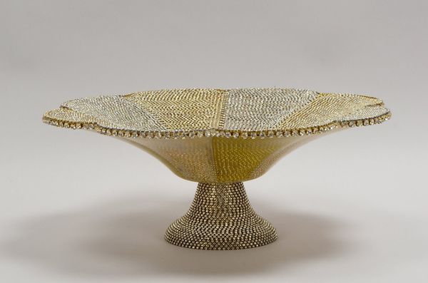 Fußschale, Kelchform, besetzt mit Kristallglas-Steinen in Swarovski-Art