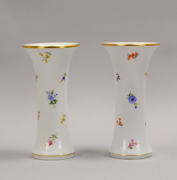 Meissen, Paar Tischvasen, Trompetenform, mit Blumendekor und Goldrand; Höhe 25 cm