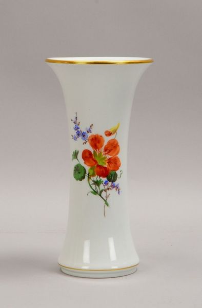 Meissen, Tischvase, Wandung umlaufend mit Blumendekor, mit Goldrand; Höhe 24,5 cm