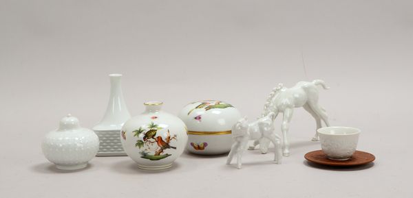 Meissen, 5 Porz.-Teile: 2x Tierfiguren, Deckeldose, Tischvase u. Koppchen sowie 2x Herend-Teile